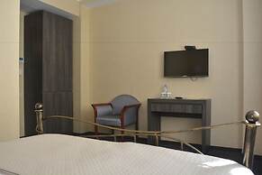 Redline Hotel