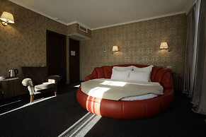 Redline Hotel