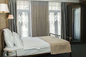 Redline Hotel