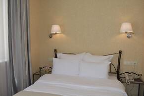 Redline Hotel