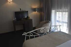 Redline Hotel