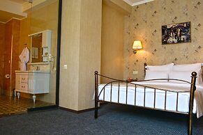 Redline Hotel