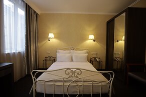 Redline Hotel