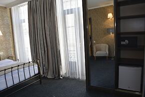 Redline Hotel
