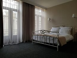 Redline Hotel