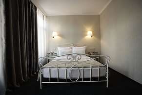 Redline Hotel