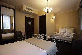 Redline Hotel