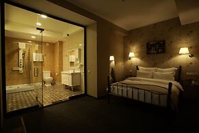 Redline Hotel