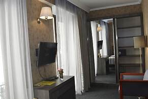 Redline Hotel