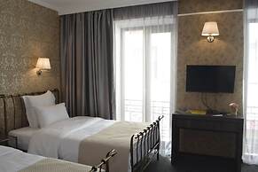Redline Hotel