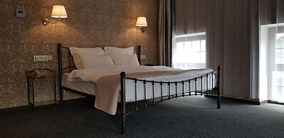 Redline Hotel