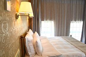 Redline Hotel