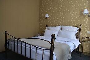 Redline Hotel