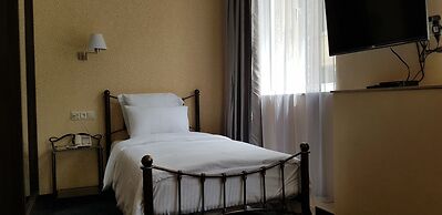 Redline Hotel