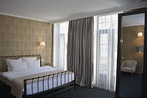 Redline Hotel