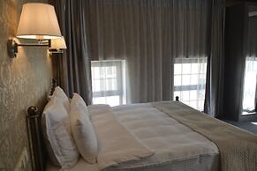 Redline Hotel