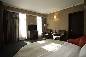 Redline Hotel