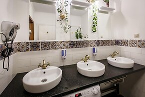 Capsule Hotel InterQUBE Tretyakovskaya