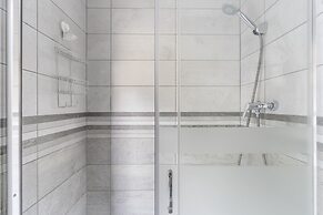 Lovely and Central 4 BR Apartment