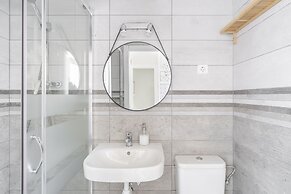 Lovely and Central 4 BR Apartment