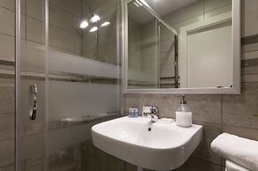 Lovely and Central 4 BR Apartment