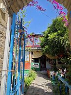 Side Tuana Garden Home