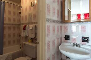 Deluxe Turtle Towers Apartments