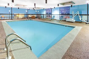 Days Inn & Suites Grand Rapids Near Downtown