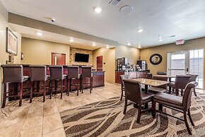 Cobblestone Hotel & Suites - Hutchinson