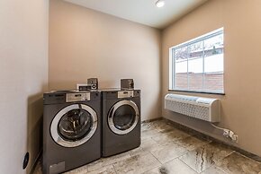 Cobblestone Hotel & Suites - Hutchinson