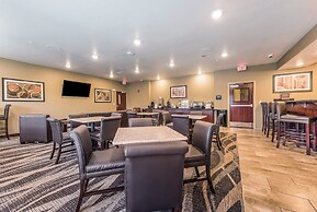 Cobblestone Hotel & Suites - Hutchinson