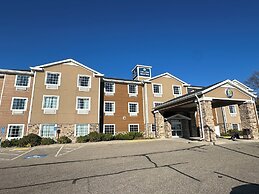 Cobblestone Hotel & Suites - Hutchinson