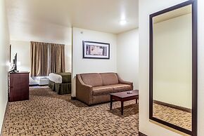 Cobblestone Hotel & Suites - Hutchinson