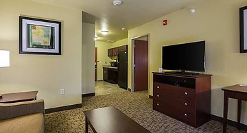 Cobblestone Hotel & Suites - Hutchinson