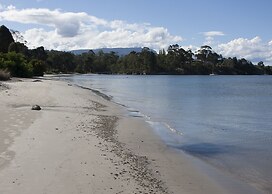 Snug Beach Cabin And Caravan Park