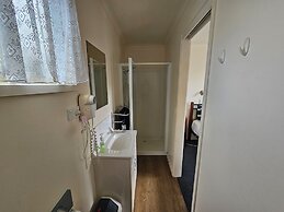 Snug Beach Cabin And Caravan Park