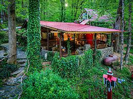 Bear Creek Lodge and Cabins in Helen Ga - Pet Friendly, River on Prope