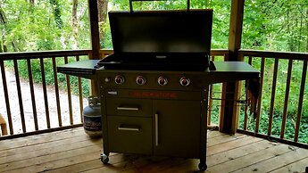 Bear Creek Lodge and Cabins in Helen Ga - Pet Friendly, River on Prope