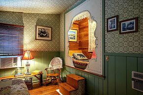 Bear Creek Lodge and Cabins in Helen Ga - Pet Friendly, River on Prope