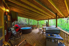 Bear Creek Lodge and Cabins in Helen Ga - Pet Friendly, River on Prope