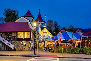 Bear Creek Lodge and Cabins in Helen Ga - Pet Friendly, River on Prope