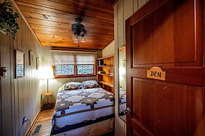 Bear Creek Lodge and Cabins in Helen Ga - Pet Friendly, River on Prope