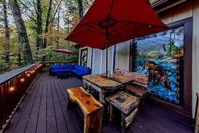 Bear Creek Lodge and Cabins in Helen Ga - Pet Friendly, River on Prope