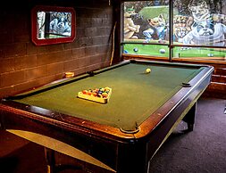 Bear Creek Lodge and Cabins in Helen Ga - Pet Friendly, River on Prope