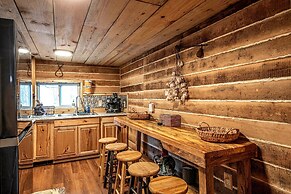 Bear Creek Lodge and Cabins in Helen Ga - Pet Friendly, River on Prope