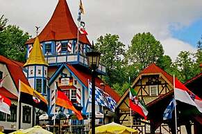 Bear Creek Lodge and Cabins in Helen Ga - Pet Friendly, River on Prope