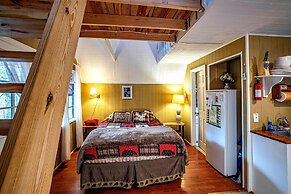 Bear Creek Lodge and Cabins in Helen Ga - Pet Friendly, River on Prope