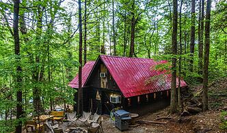 Bear Creek Lodge and Cabins in Helen Ga - Pet Friendly, River on Prope