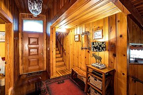 Bear Creek Lodge and Cabins in Helen Ga - Pet Friendly, River on Prope