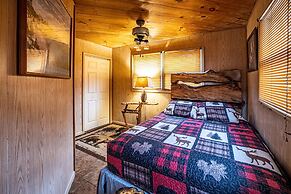 Bear Creek Lodge and Cabins in Helen Ga - Pet Friendly, River on Prope